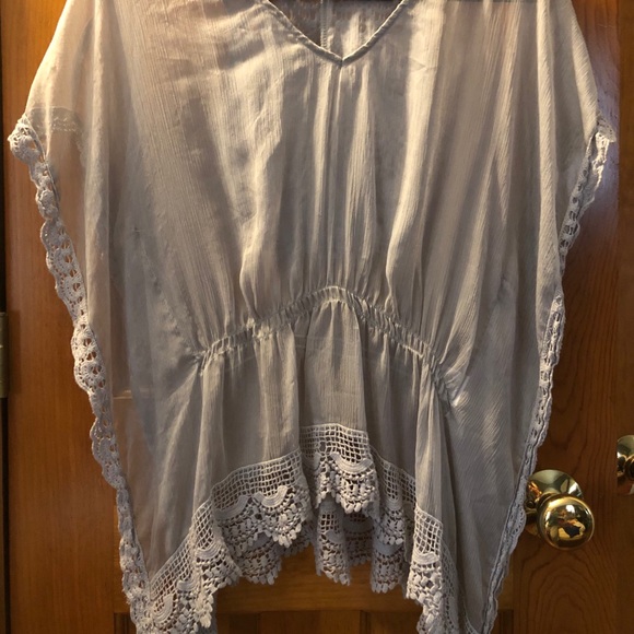 Light grey blouse with crocheted back and trim - Picture 2 of 4